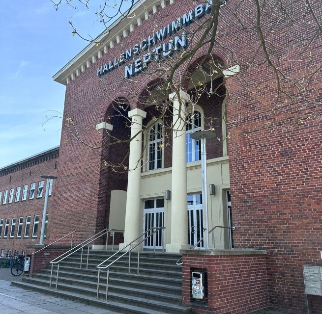 Neptunschwimmhalle Außenansicht Haupteingang, © TMV_Hoehle