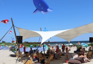 Bunte Drachen am Himmel, Strandlounge mit Blick auf die Ostsee, © Sabine Stöckmann