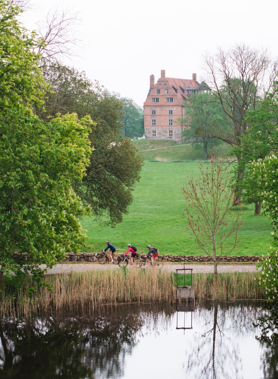 Schönheiten wie Sand am Meer: Das Schloss &amp; Gut Ulrichshusen ist ein weiteres Highlight auf der Gravelbike-Tour.