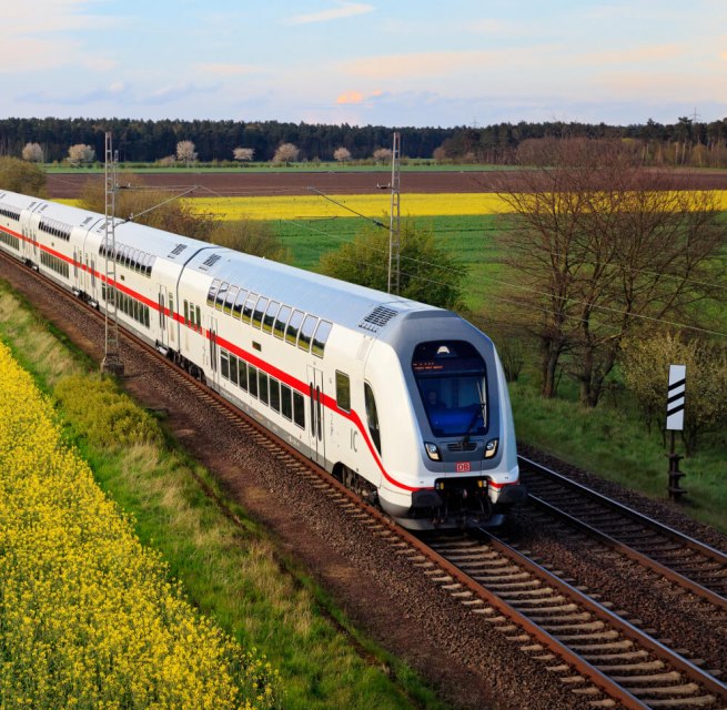 Vorbei an einem Rapsfeld - Intercity 2 des DB Fernverkehr, © Deutsche Bahn AG / Georg Wagner