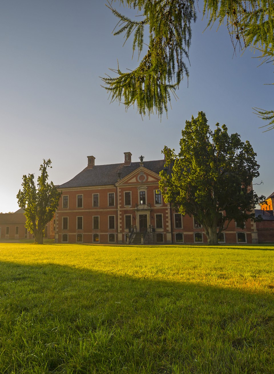 Schloss Bothmer beim Sonnenaufgang, © Allrich/SSGK M-V