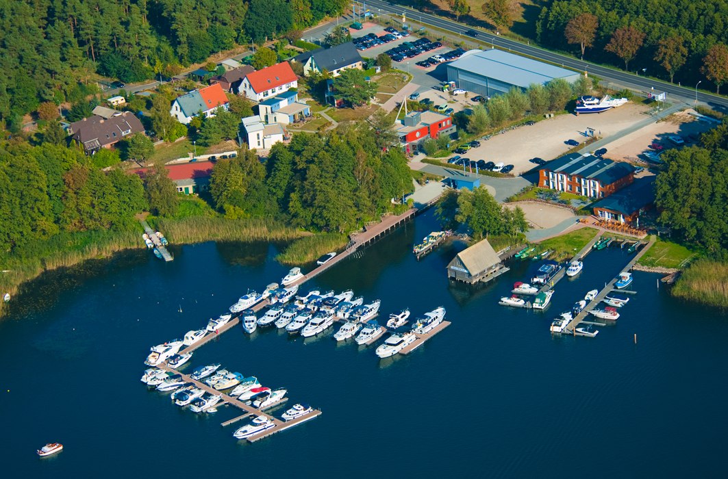 Die Marina Eldenburg mit ihrer Steganlage, © S. Schulz