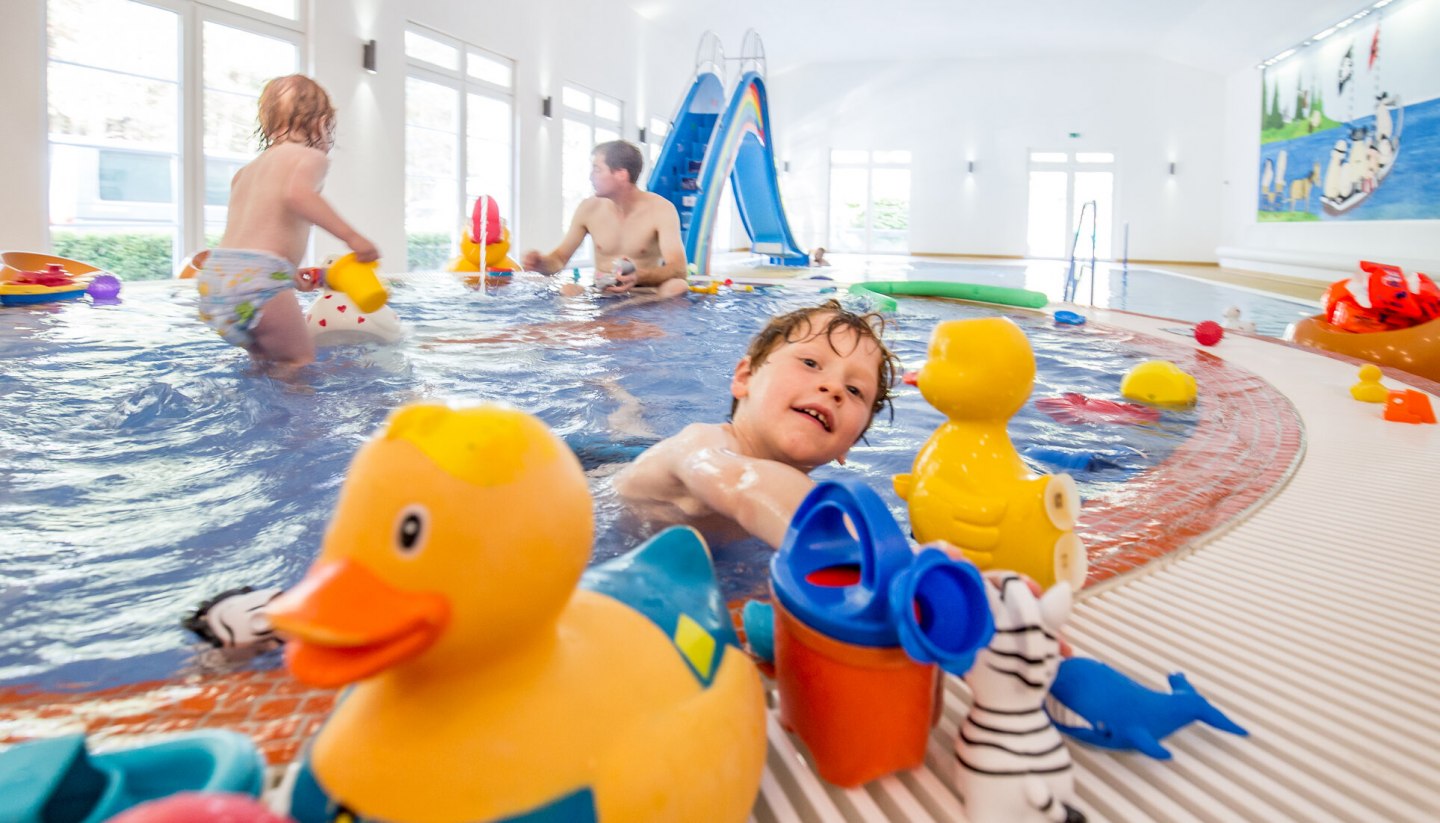 Mit der Wasserrutsche, unzähligen Quietsche-Enten, Gießkannen, Eimern und Co. ist im Kleinkindbecken immer genügend geboten., © TMV/Krauss