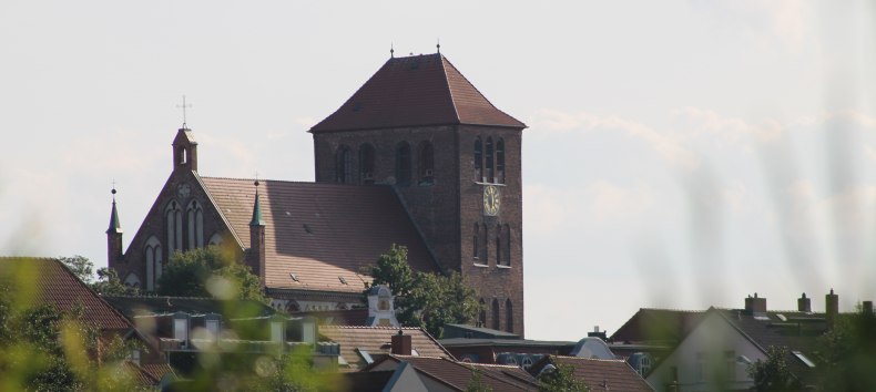 Georgenkirche mit Blättern, © Anja Lünert