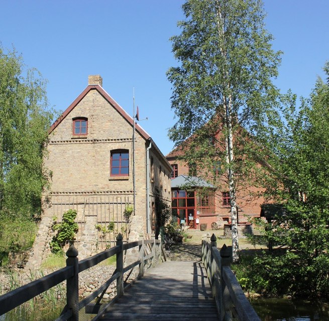 Die Wasserburg Liepen und das Gesindehaus kann man vom Park aus über eine kleine Holzbrücke erreichen., © Burmeister