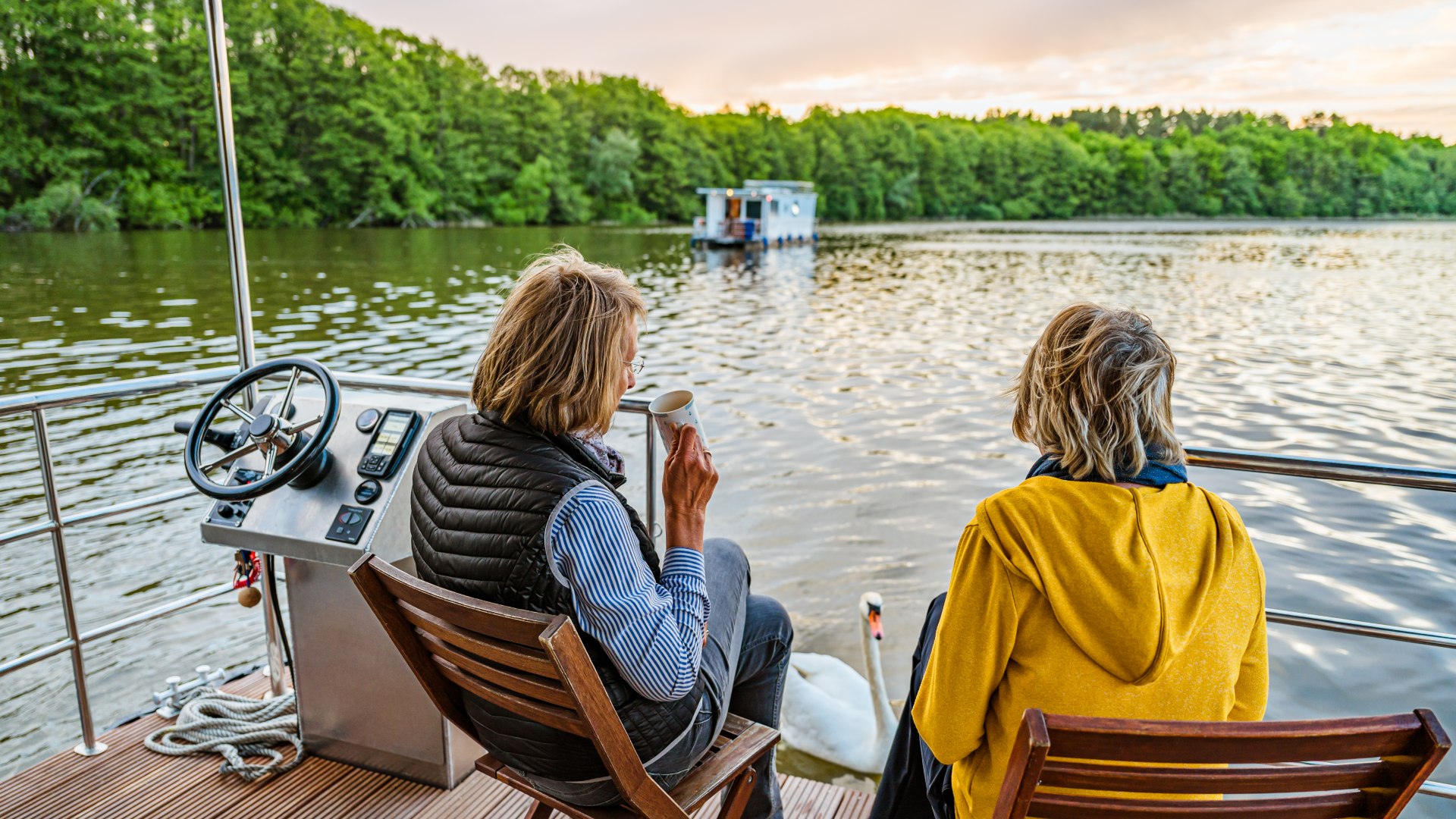 Erzähl doch mal! Das sanfte Schaukeln auf dem Wasser entschleunigt so schön. Endlich ist mal Zeit für die wichtigen Dinge des Lebens., © TMV/Tiemann