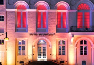 Die angeleuchtete Tourist-Information im Rostocker Stadtzentrum, © Joachim Kloock