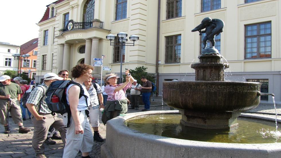 Der Hechtbrunnen - Teterows Wahrzeichen erinnert noch heute an die Schildbürgerstreiche der Altforderen, © Jana Koch