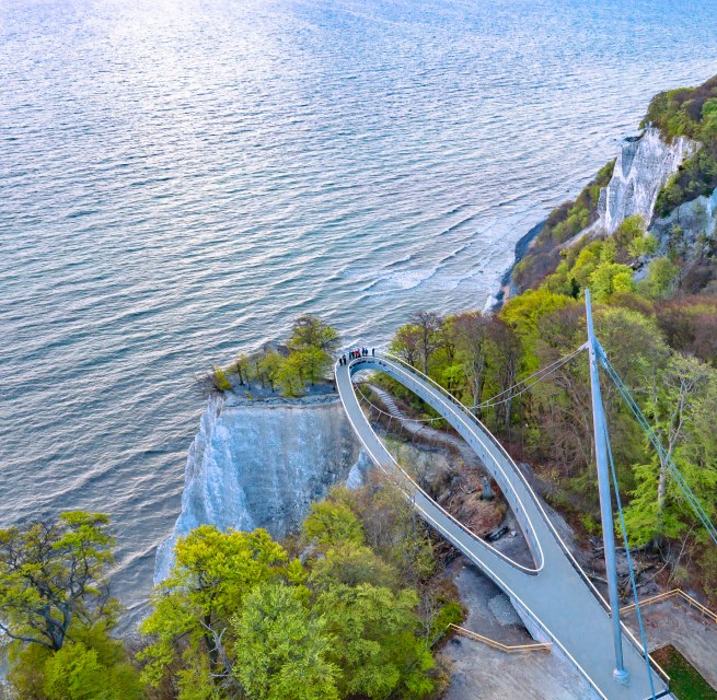 Der Skywalk im Nationalpark Zentrum Königsstuhl mit Blick über die Kreidefelsen und die Ostsee auf der Insel Rügen.