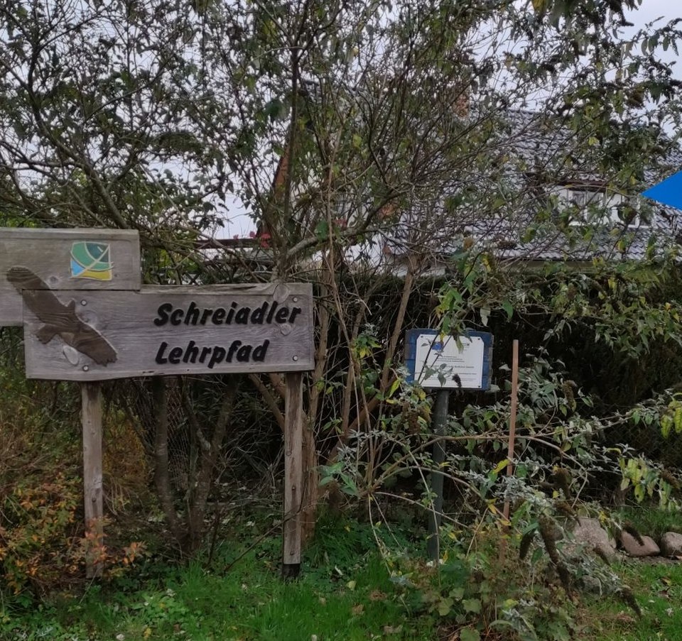 Eingangsschild zum Schreiadler-Parcours und Lehrpfad am Forstamt Schuenhagen, © Liv E. Ipsen