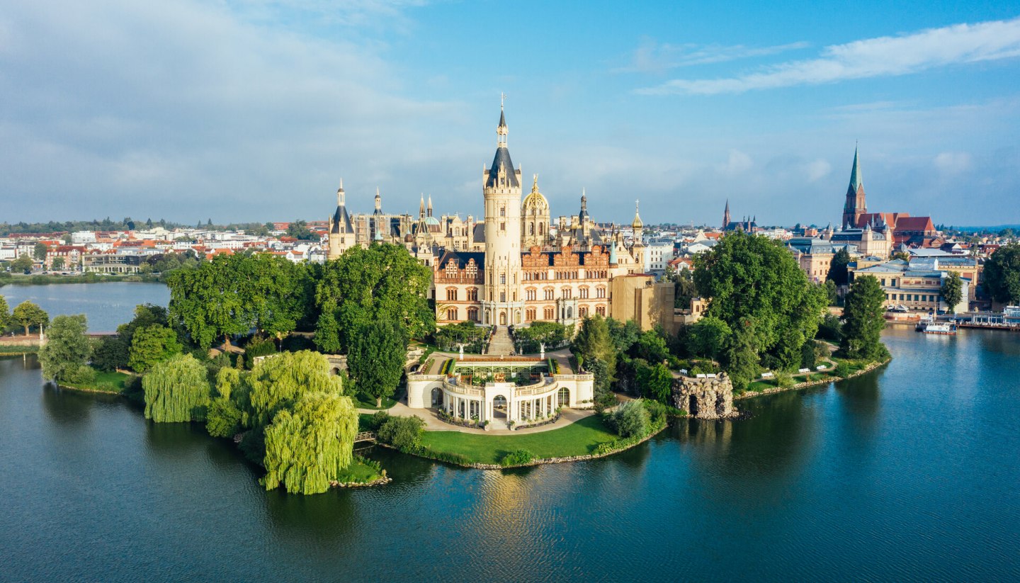 Schloss Schwerin - seine Pracht strahlt noch über die grünen Weiten seiner sehenswerten Parkanlagen hinaus