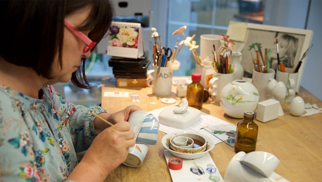 Frau Behrens in ihrer Porzellanmanufaktur beim Bemalen, © MV Foto e.V., Fotograf: Klaus Schimmagk