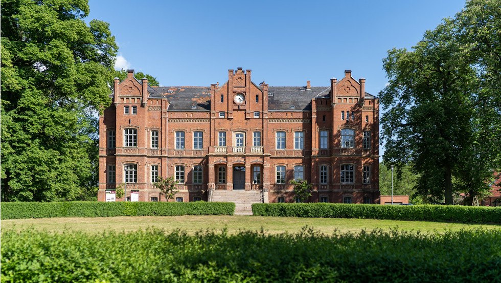 Bei der Einfahrt über Kopfsteinpflaster erblicken Sie das Schloss Alt Sammit in seiner Pracht, © Schloss Alt Sammit/ K.H.Kleinpeter