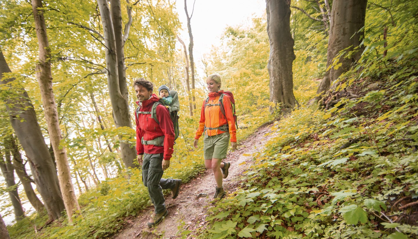 Auf Entdeckungstour mit der Familie: Die Insel Rügen ist immer öfter das Ziel kleiner und großer Wanderträume. Ein gut ausgebautes Wegenetz lädt zu abwechslungsreichen Touren durch den Nationalpark Jasmund ein. Jede Route ist ein Erlebnis für sich und auch für Familien mit Kind geeignet. 