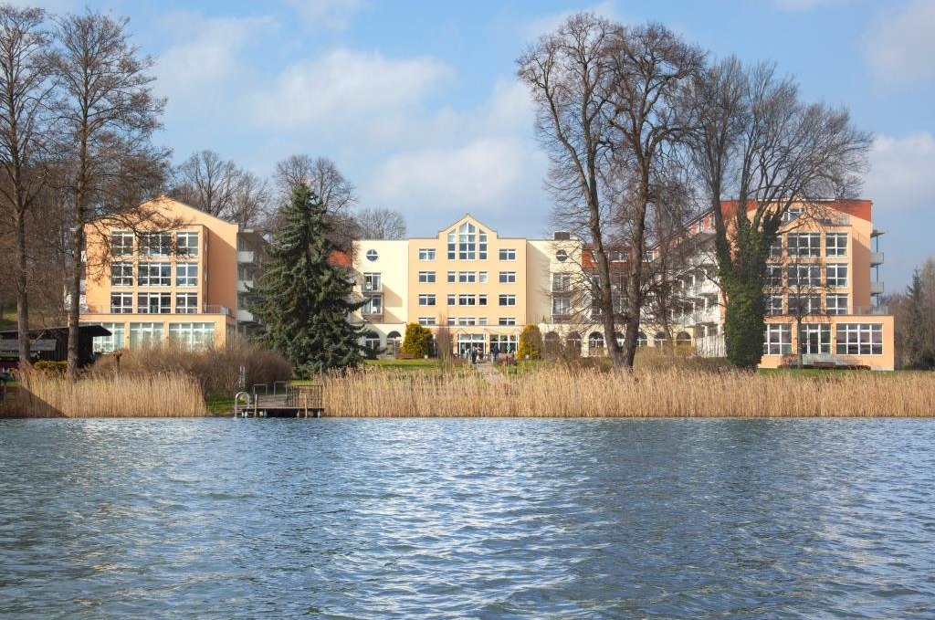 Blick vom See auf die Klinik, © Sonja Trabandt