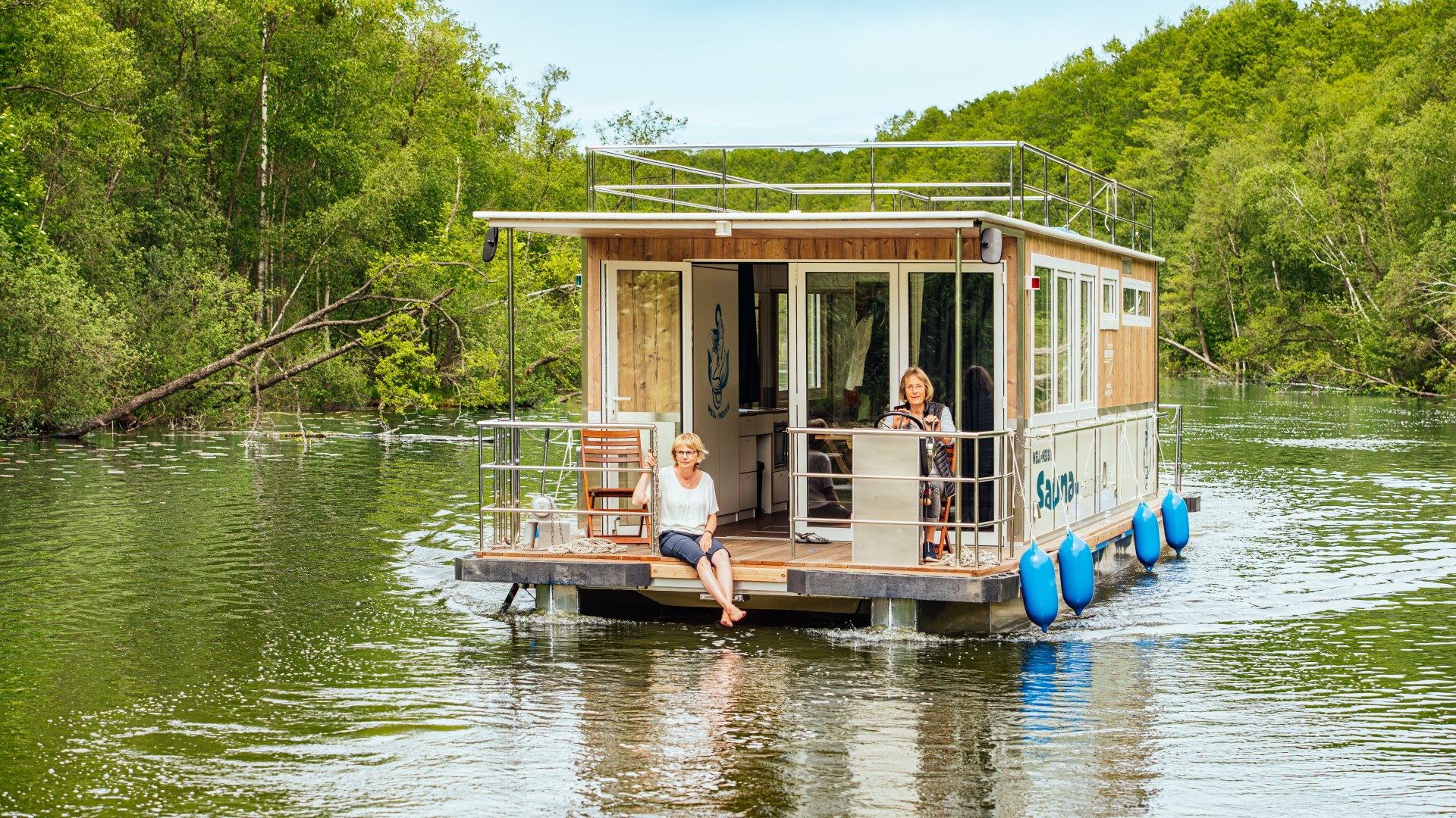 Fast wie auf dem Amazonas! Margit und Telse steuern das Saunaboot durch die idyllisch-grünen Kanäle der Müritz., © TMV/Tiemann