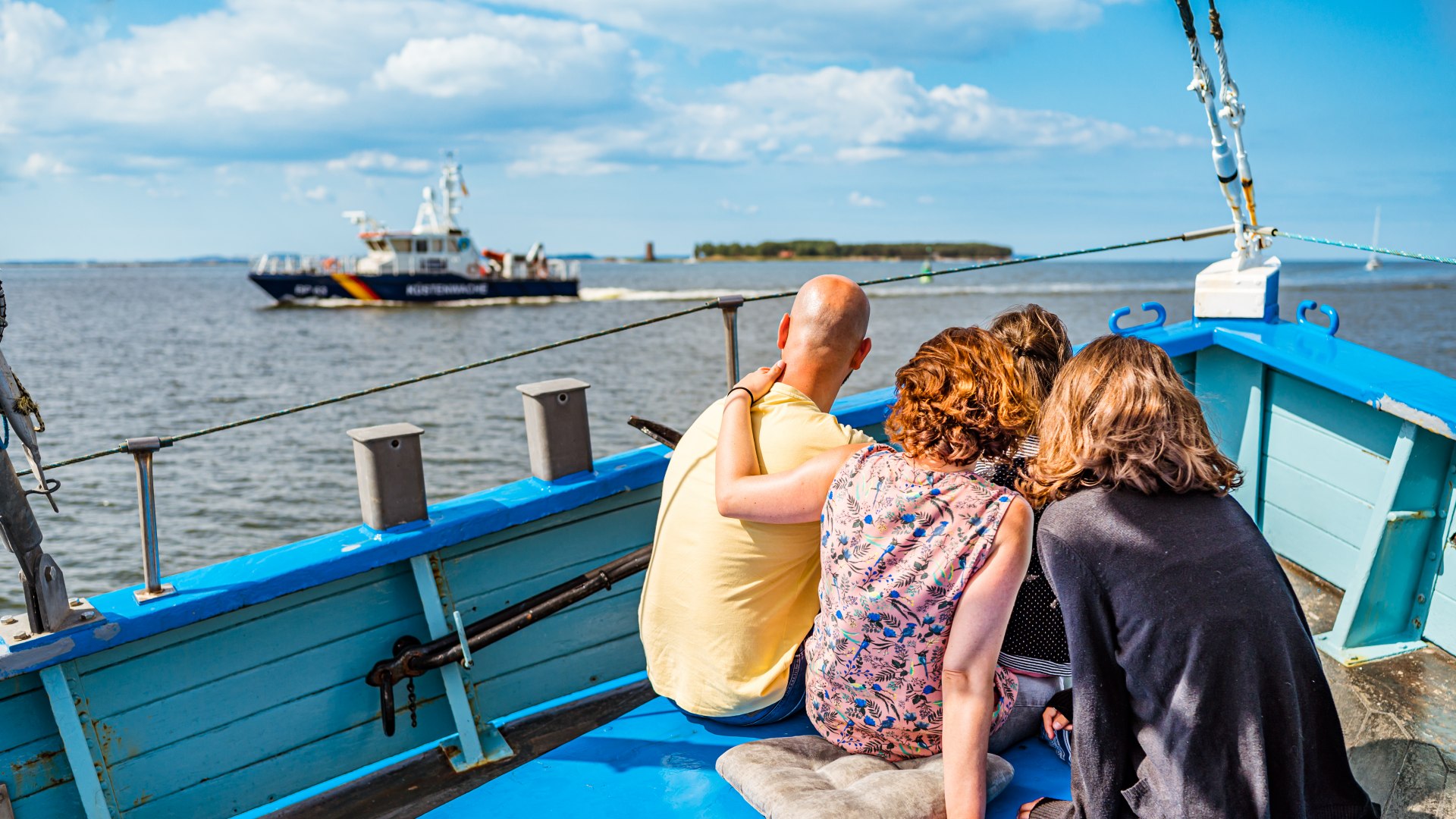 So friedlich! Bei der stillen Fahrt über den Greifswalder Bodden kommt die Familie zur Ruhe, genießt die Aussicht bis nach Usedom und Rügen und hält nach Robben Ausschau., © TMV/Tiemann