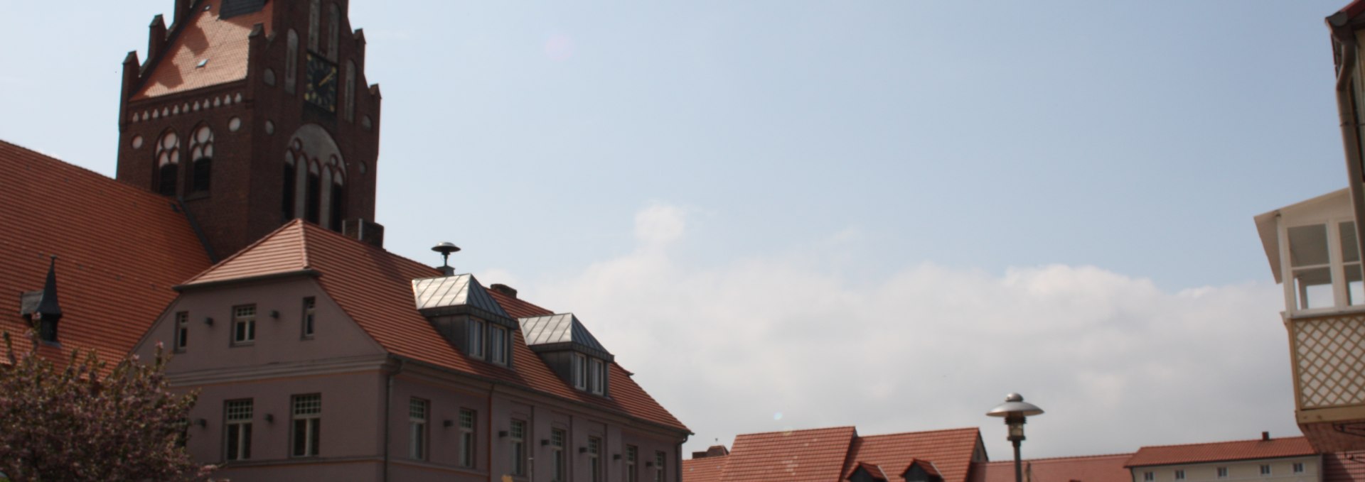 Das Rathaus wurde 1815 errichtet und befindet sich unmittelbar neben der Kirche, © Stadtinformation Usedom