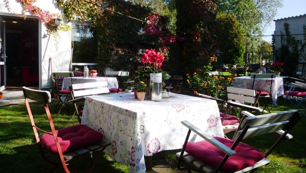 Straßenansicht zum Blumencafé Rügen, Blick Richtung idylischen Garten, © Blumencafé Rügen