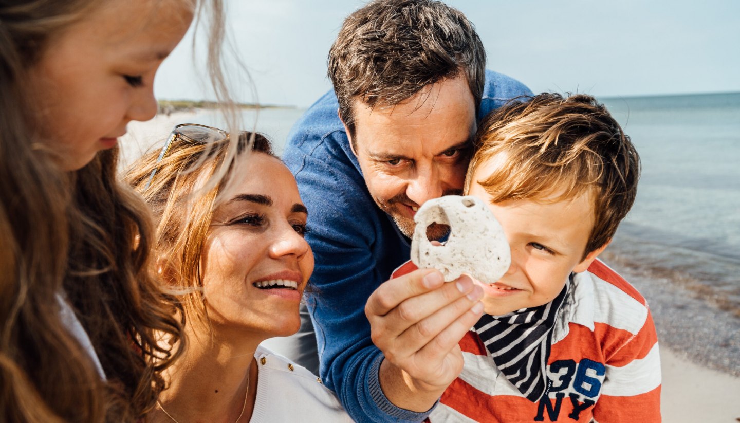 Am langen, feinsandigen Strand spazieren gehen oder gemeinsam mit den Kindern eine Sandburg bauen - für die ganze Familie ist ein Tag am Strand ein schönes Erlebnis, © TMV/Roth