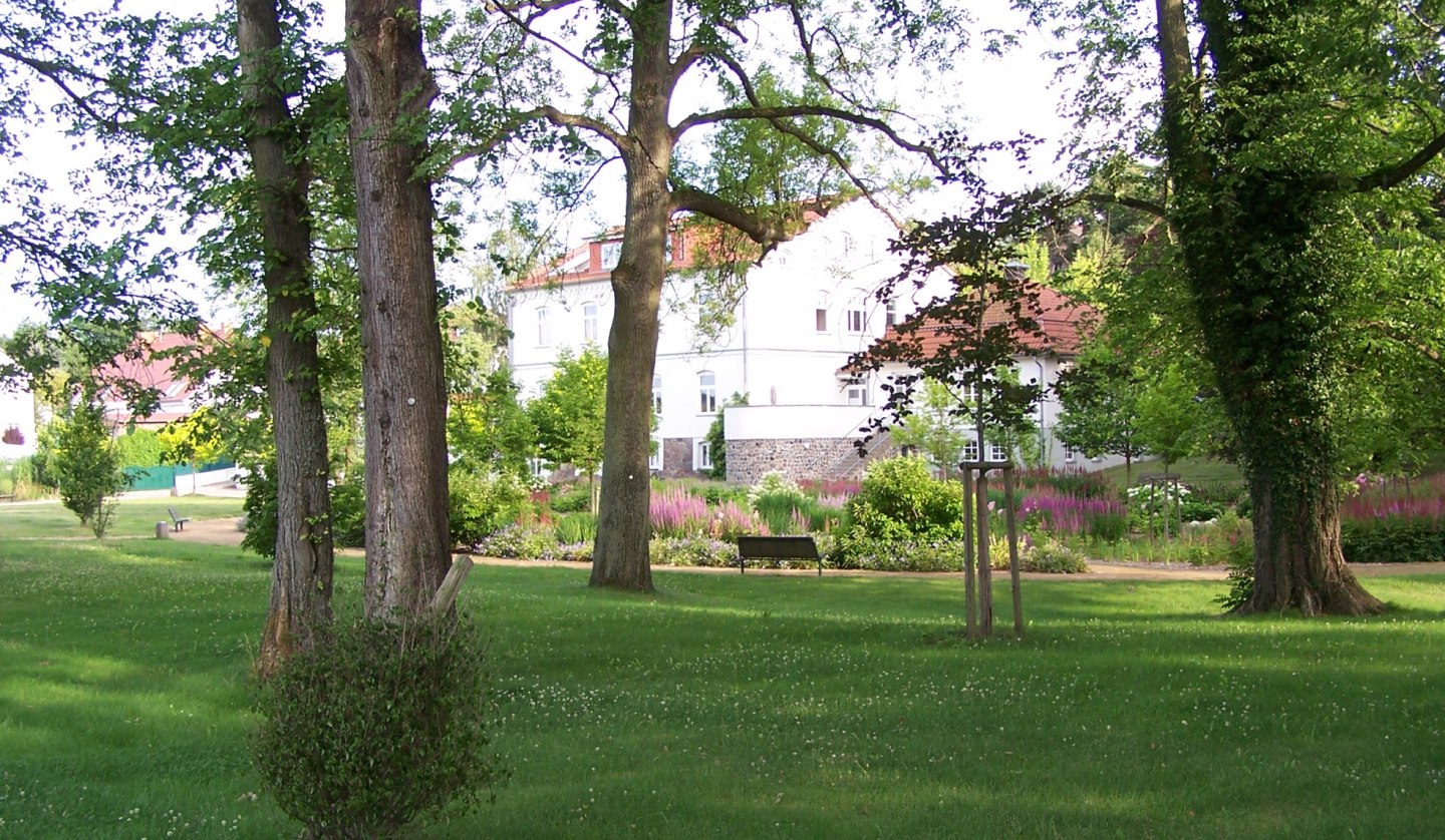 Die Parkanlage befindet sich direkt auf der Rückseite des Haus des Gastes, © Kurverwaltung Feldberger Seenlandschaft