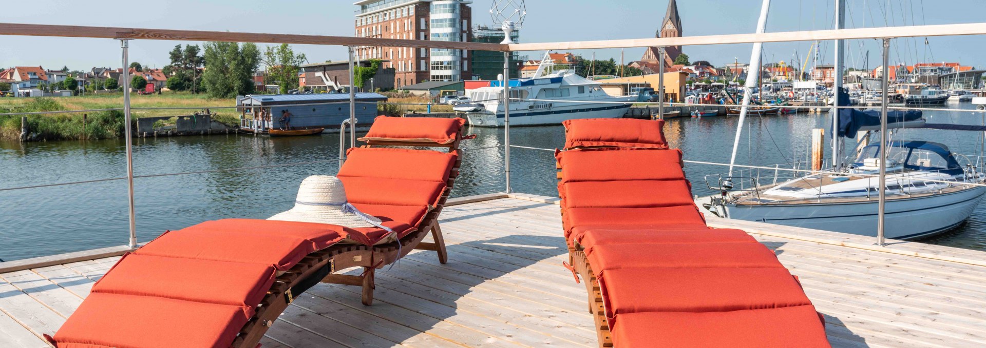 Blick vom Sonnendeck ueber den Barther Hafen, © Stern Hausboot