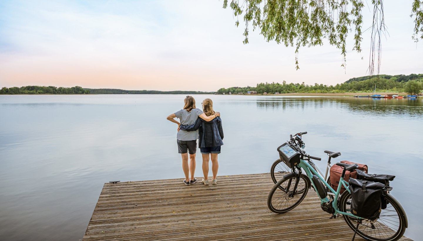 Mit dem Fahrrad auf dem Fernradweg Berlin-Kopenhagen am Krakower See