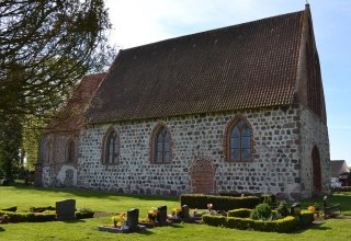 Kirche mit Grabstätten, © Lutz Werner