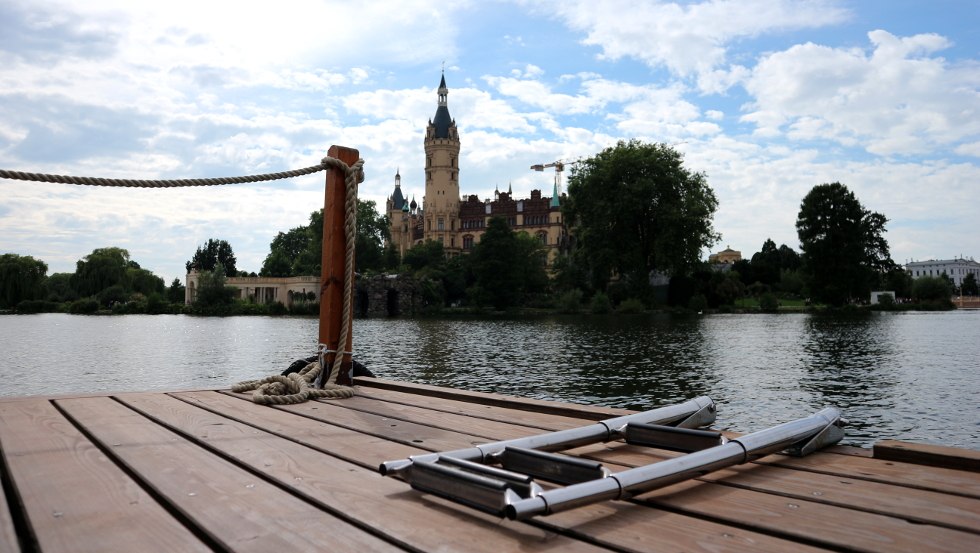 Das prächtige Schloss in Schwerin von der Wasserseite aus bestaunen, © TMV/S. H. Witzel