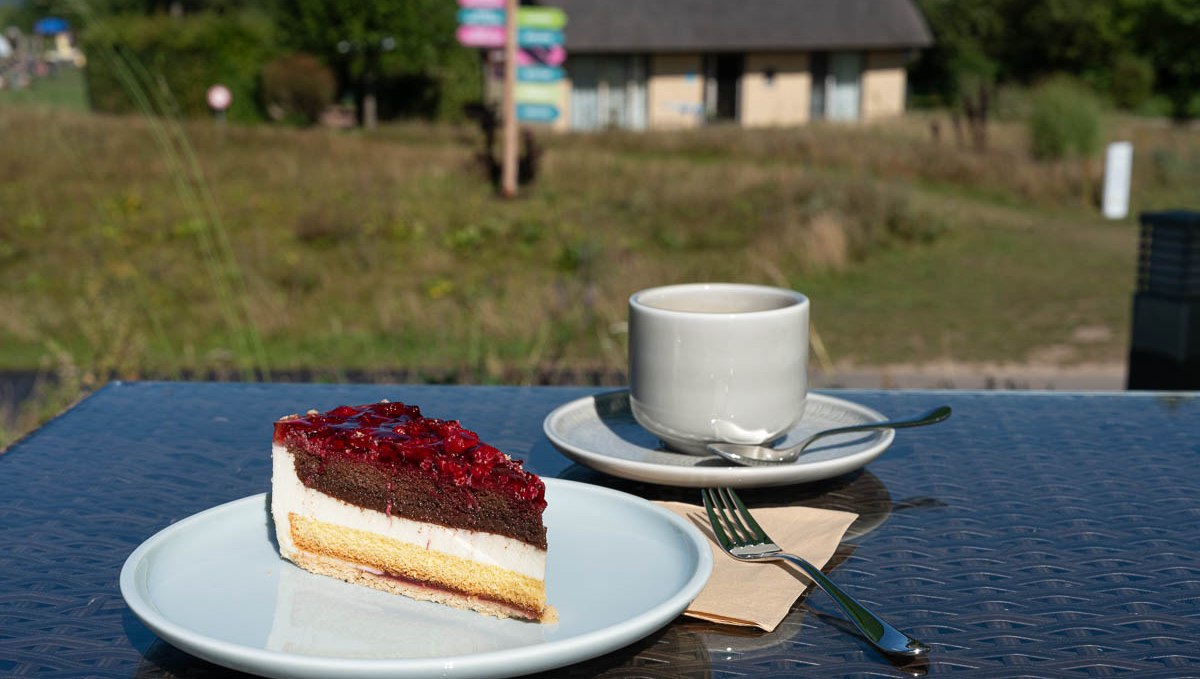 Kuchen auf der Terasse des Restaurant "Bootshaus", © BEECH Resort Plauer See