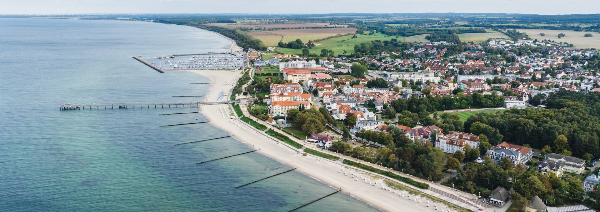 In Kühlungsborn schmiegt sich die schicke Bäderarchitektur bis an den Strand mit seiner 240 Meter langen Seebrücke. In den Hotels des Ostseebads findet jeden Herbst das  Food-Festival „Kühlungsborn kocht!“ statt., © TMV/Gross