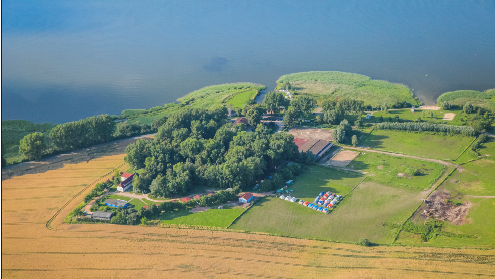 Umgeben von Bodden und Wiesen liegt der Bernsteinreiterhof Barth, © Bernsteinreiter Barth