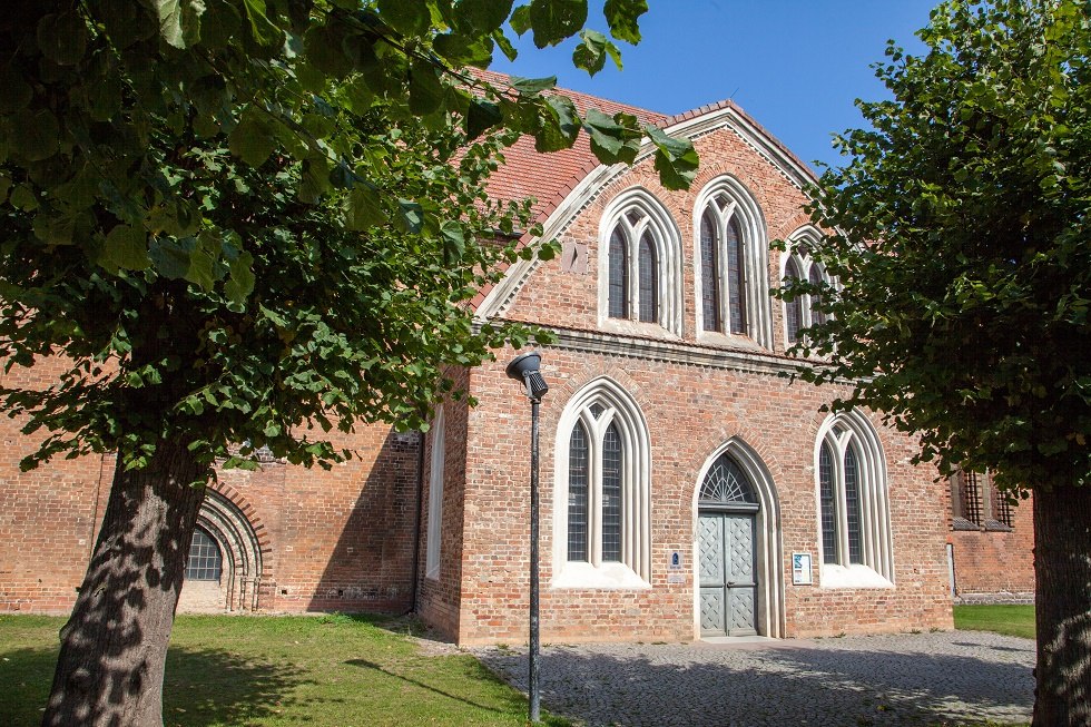 seitliches Eingansporttal der Kirche Schwaan, © Frank Burger