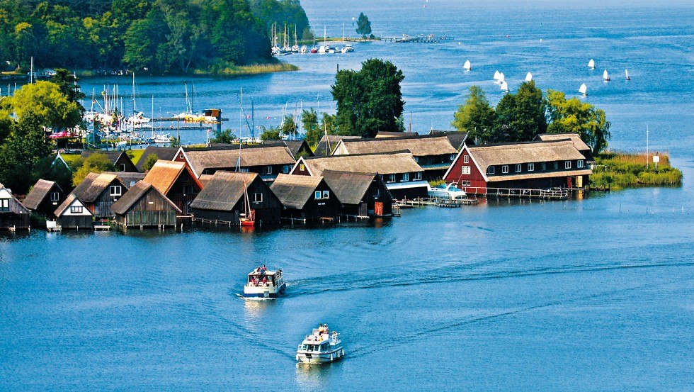 Eingebettet in einer wunderschönen Wald-und Seenlandschaft erscheint die Röbeler Bucht mit ihren kleinen Fischerhäuschen und Segelbooten, © TMV/Kuhnle Tours