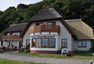 Idyllisch in Wassernähe liegt das Hotel Moritzdorf, © TMV