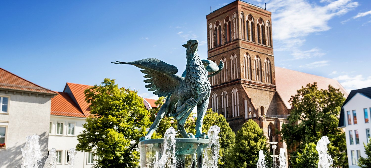 Marktplatz mit Brunnen und Nikolaikirche in der Hansestadt Anklam, © Hansestadt Anklam