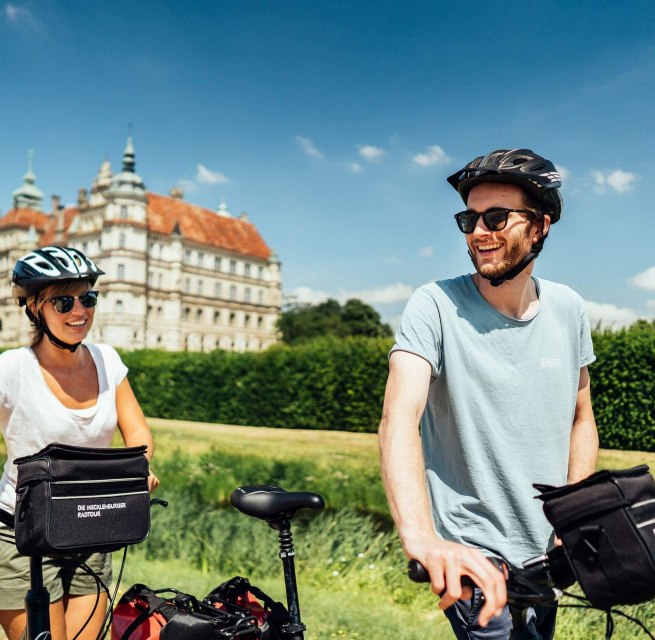 Unterwegs mit dem Rad am Schloss Güstrow, © TMV/Gänsicke