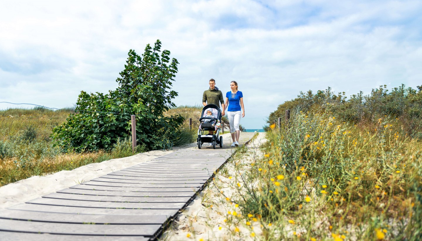 Auch Familien mit kleinen Kindern profitieren von befestigten Strandzugängen., © TMV/Tiemann