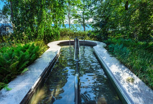 Wunderbares Wassertreten: In diesem Kneippbecken mit Meerblick in Göhren auf Rügen entspannt auch das Auge mit. , © TMV/Tiemann