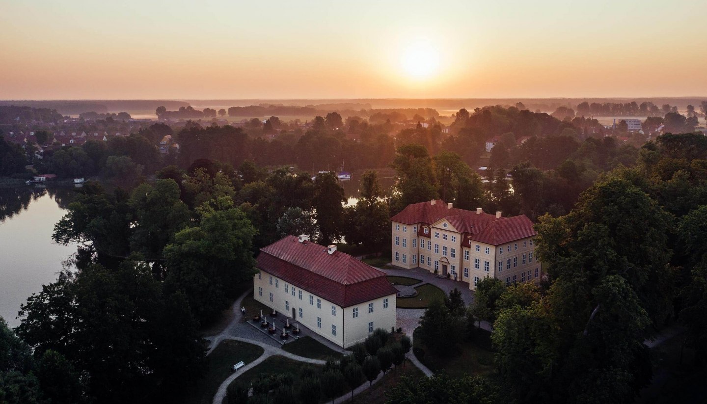 Schloss Mirow bei Sonnenaufgang, © TMV/Gänsike