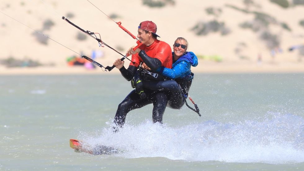 Jede Menge Spaß beim "Huckepack" Kitesurfen, © Oceanblue Watersports