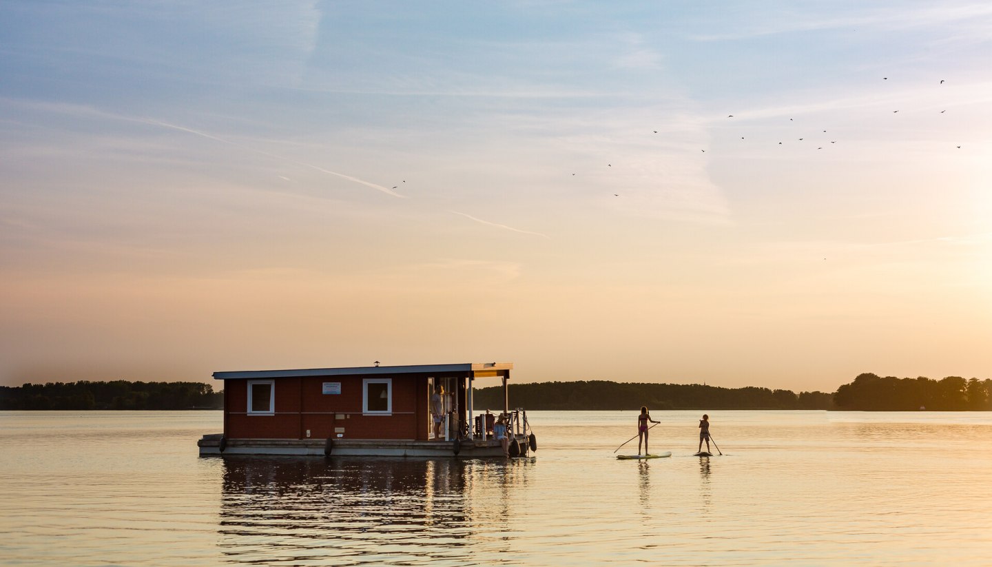 Hausbooturlaub ist Entspannung pur – inmitten wunderschöner Natur der Müritz und Mecklenburgischer Seenplatte., © TMV/Kirchgessner