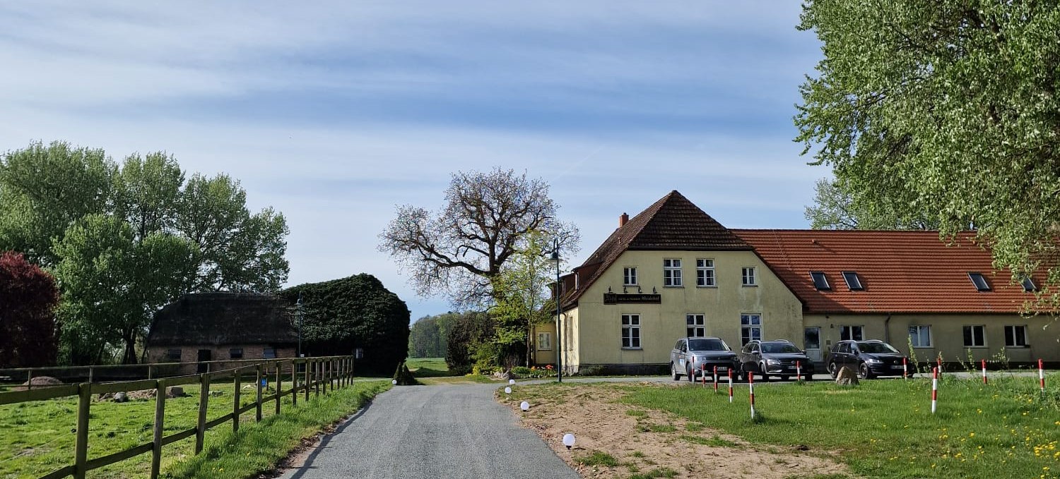 Auffahrt und Sicht auf das Gutshaus., © Gut Weidehof