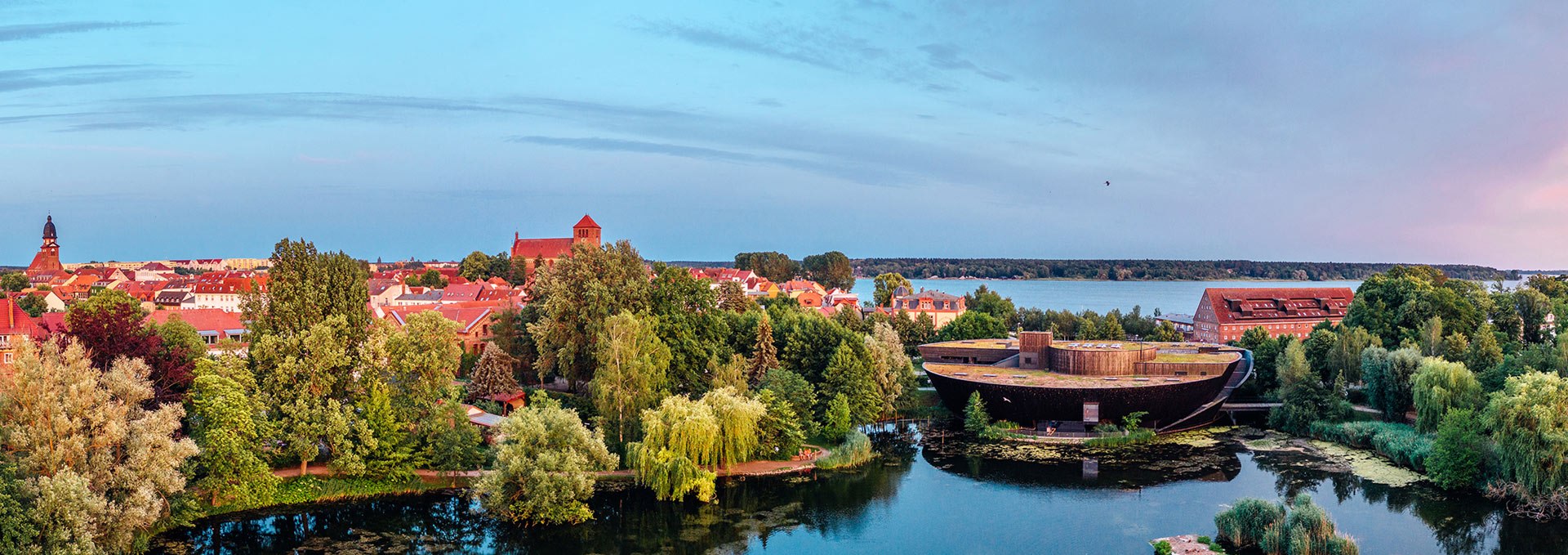 Das Müritzeum liegt am Rand der Altstadt von Waren am idyllischen Herrensee, © Felix Gänsicke