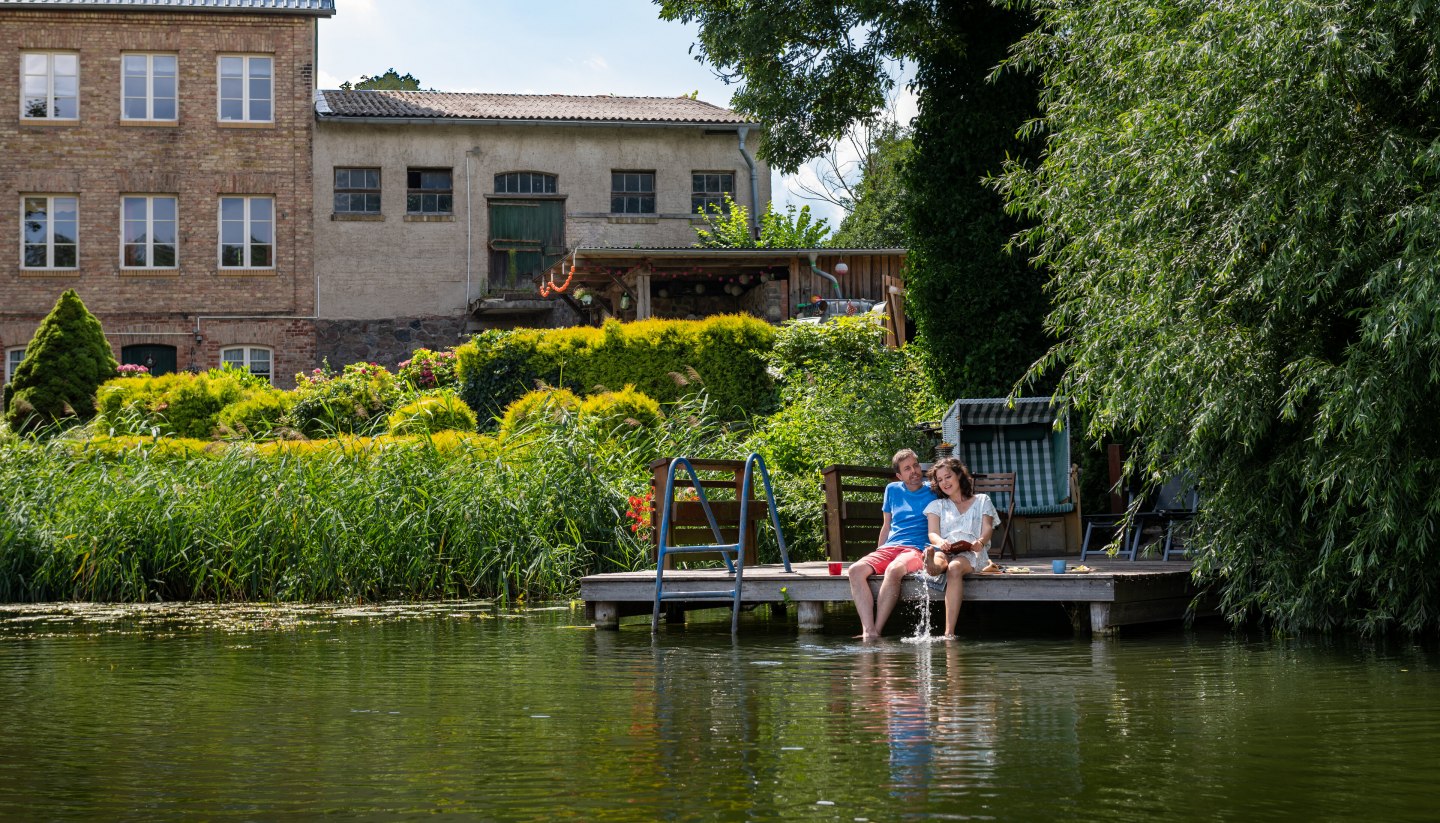 Landurlaub in der Mecklenburgischen Seenplatte: In der Natur ausspannen – das Haus am Gadowsee in Comthurey hat sogar einen eigenen Badesteg. , © TMV/Tiemann