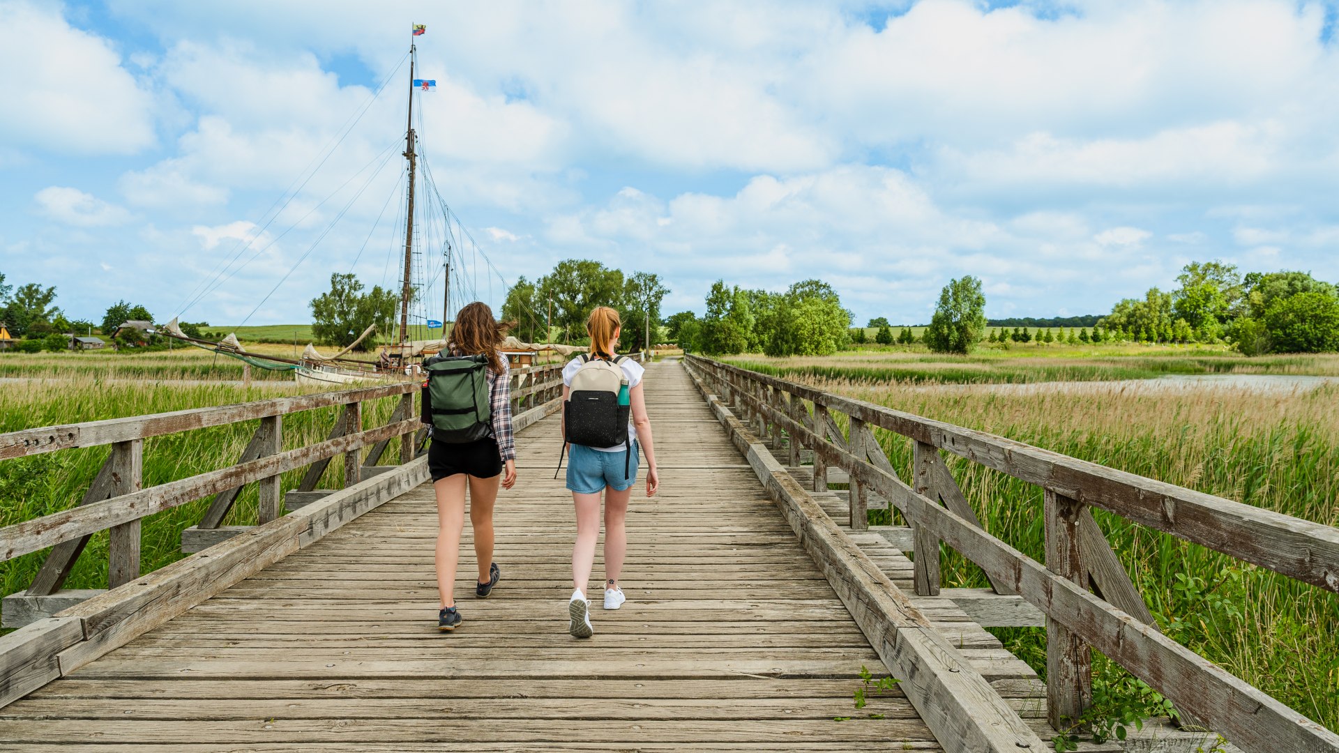 der Lebbiner Brücke führt der Wanderweg über den Liddower Strom, vorbei am Museumshafen Liddow., © TMV/Tiemann