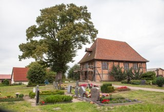 die Kapelle Zepelin mit Linde und Friedhof, © Frank Burger