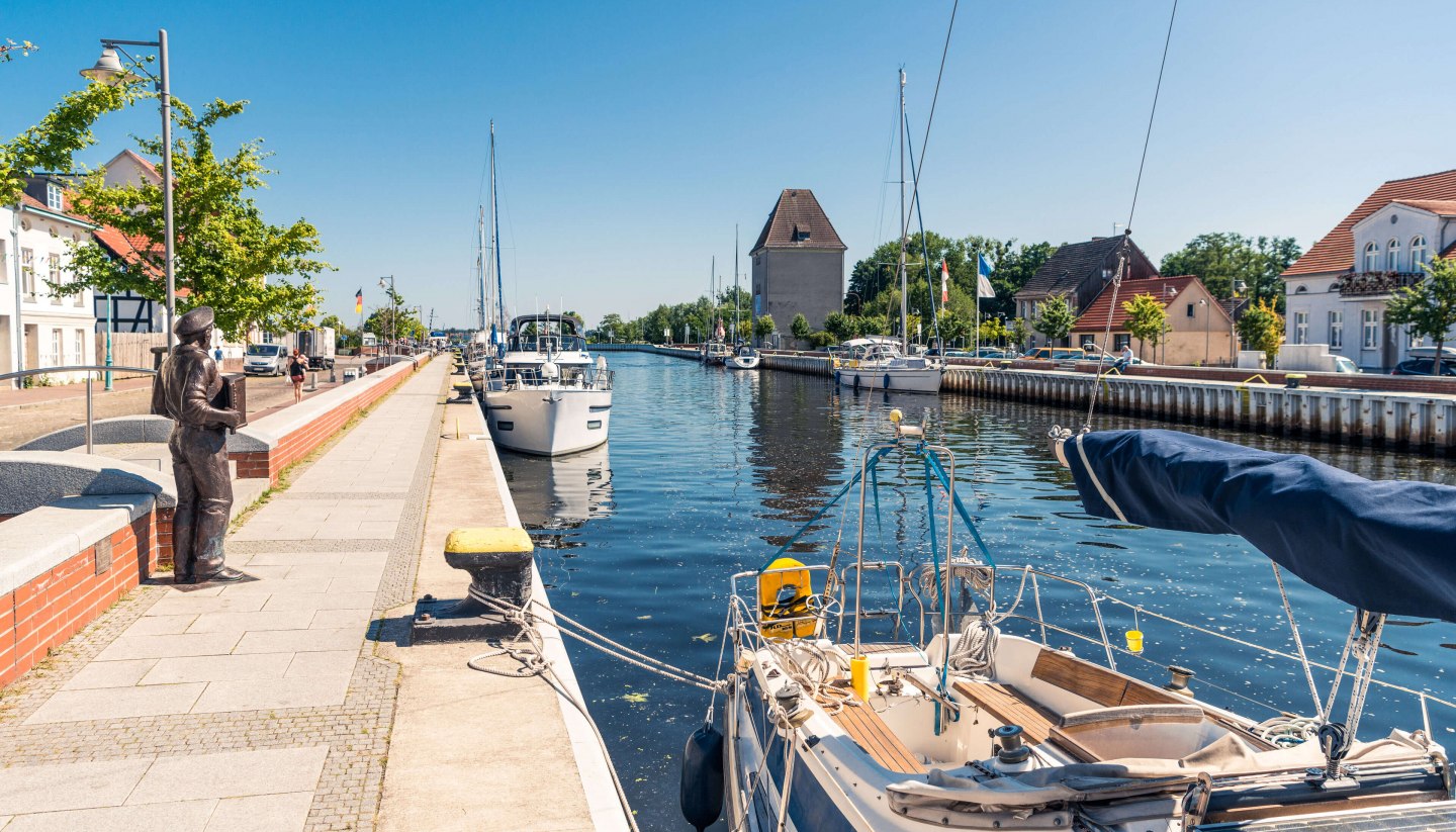 Der Ueckermünder Stadthafen beherbergt nicht nur die historische Kogge, sondern auch den barrierefrei konzipierten Rolli-Segler., © TMV/Süß