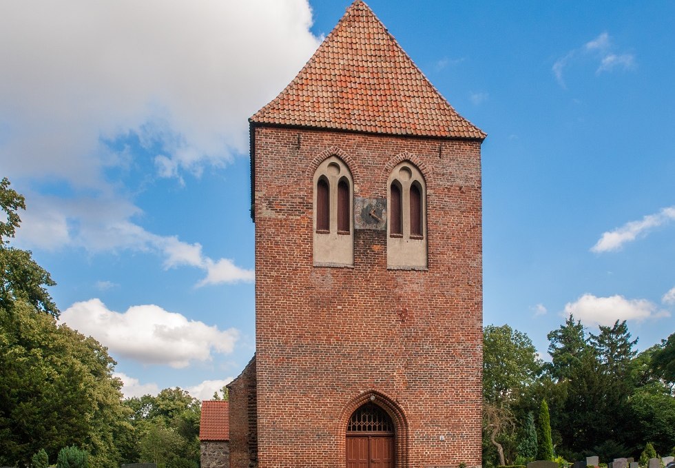 Turmseite der Kirche Alt Karin, © Frank Burger