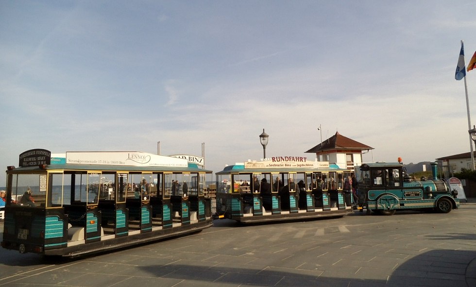 Binzer Bäderbahn vor der Seebrücke, © Tourismuszentrale Rügen